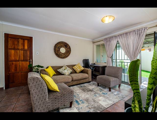 2 BEDROOM TOWNHOUSE FOR SALE IN SUNDOWNER